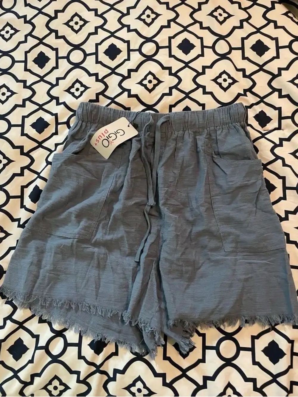 New Women’s GIGIO Slate Grey Frayed Hem Shorts, XL